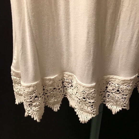 NWT BEAUTIFUL WHITE 3/4 SLEEVE BOUTIQUE TOP WITH COTTON LACE TRIM - Picture 3 of 5